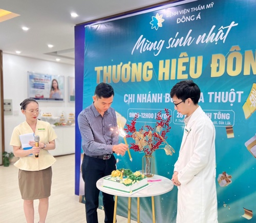 Giám đốc chi nhánh và đội ngũ nhân viên của TMV Đông Á Buôn Ma Thuột cùng có mặt tại sự kiện